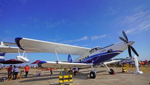 国产涡浆飞机测评视频,性能卓越，国产骄傲展翅翱翔